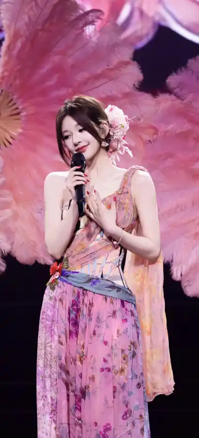 4k演出壁纸 - 舞台 - 吊带裙 - 女明星「哲风壁纸」