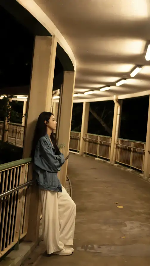4k倚靠壁纸 - 夜晚 - 暖光 - 楼道「哲风壁纸」