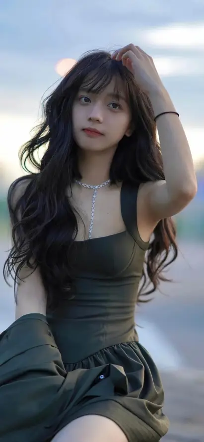 4k卷发壁纸 - 户外 - 抬手 - 美女「哲风壁纸」