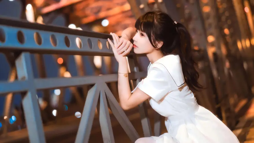 6k侧脸壁纸-夜景 - 暖光-栏杆「哲风壁纸」