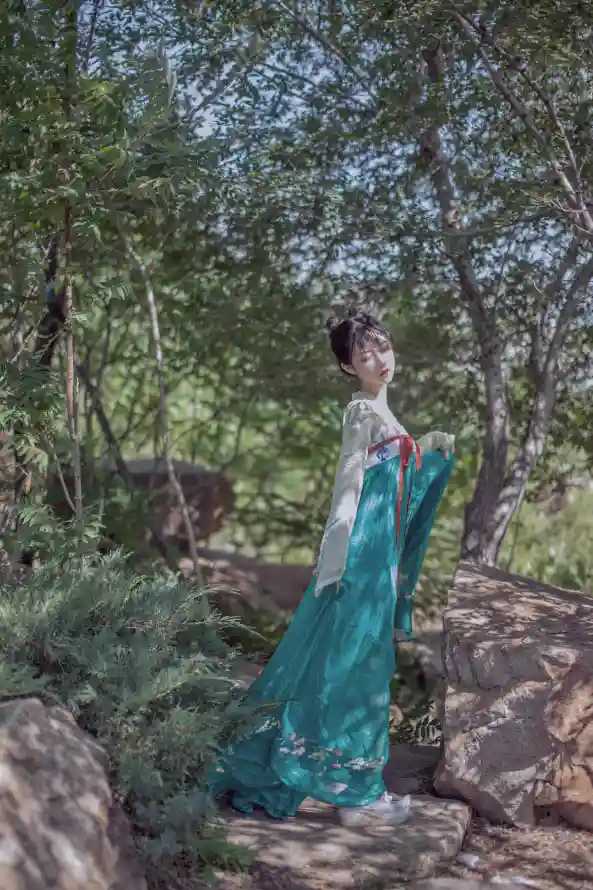 4k古风壁纸 - 户外 - 树林 - 汉服「哲风壁纸」