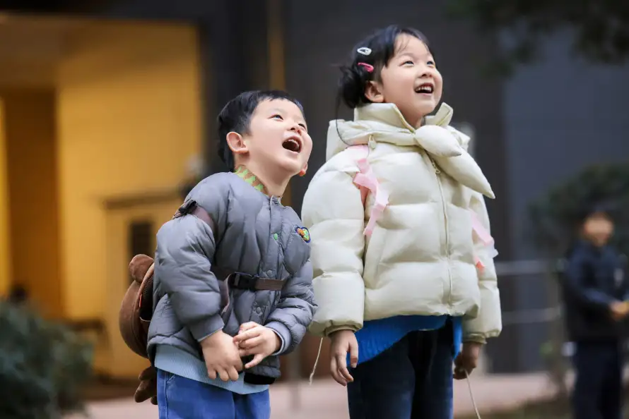 4k仰头壁纸 - 姐弟 - 庆庆 - 开心「哲风壁纸」 4k仰头壁纸 - 姐弟 - 庆庆 - 开心「哲风壁纸」