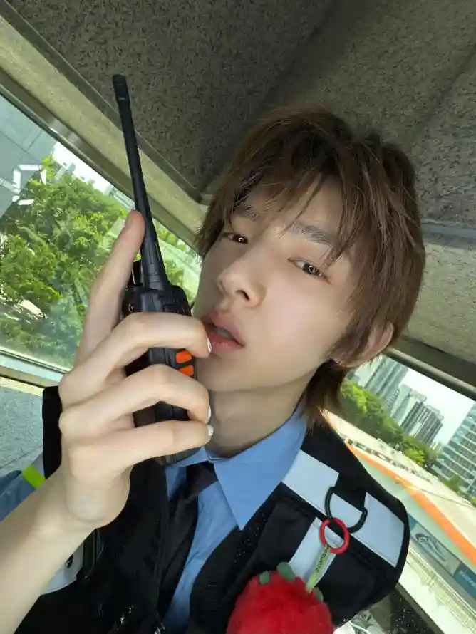 4k制服壁纸 - 车内 - 对讲机 - 男爱豆「哲风壁纸」