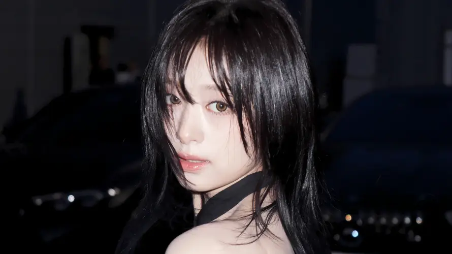 5k暗调壁纸-露肩 - 黑发-女歌手「哲风壁纸」