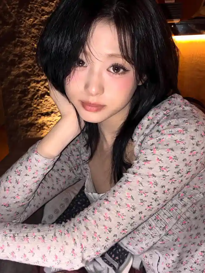 4k托腮壁纸 - 暖光 - 淡妆 - 自拍「哲风壁纸」