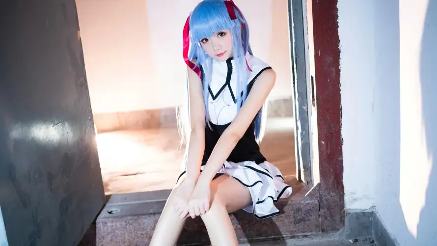 4k坐姿壁纸-少女 - 楼梯-短裙「哲风壁纸」
