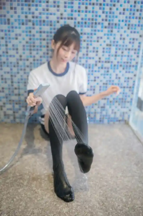 4k坐姿壁纸 - 室内 - 少女 - 马尾「哲风壁纸」