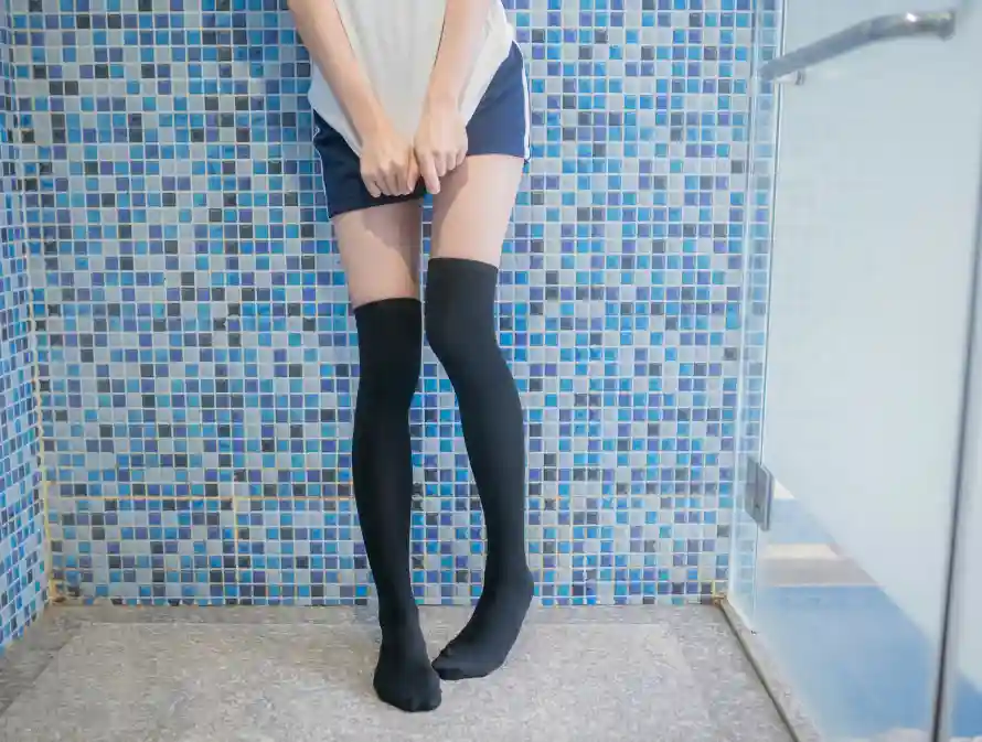 5k室内壁纸-少女 - 短裤-穿搭「哲风壁纸」