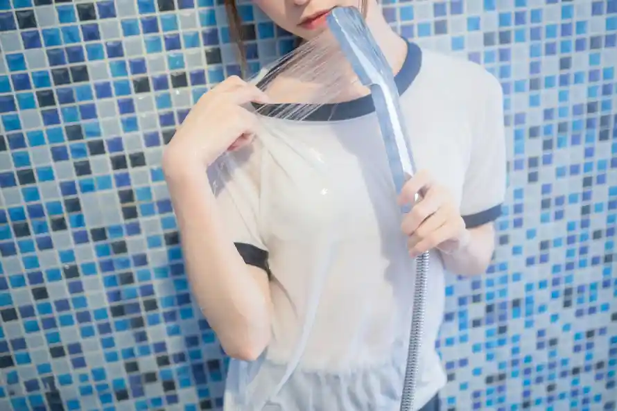 6k少女壁纸-浴室 - 淋浴-湿衣「哲风壁纸」