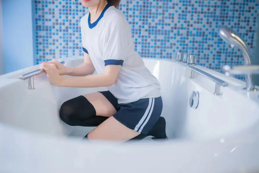 6k元气壁纸-少女 - 浴室-浴缸「哲风壁纸」