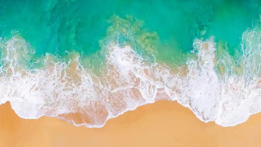 4k夏日壁纸-沙滩 - 浅滩-浪花「哲风壁纸」
