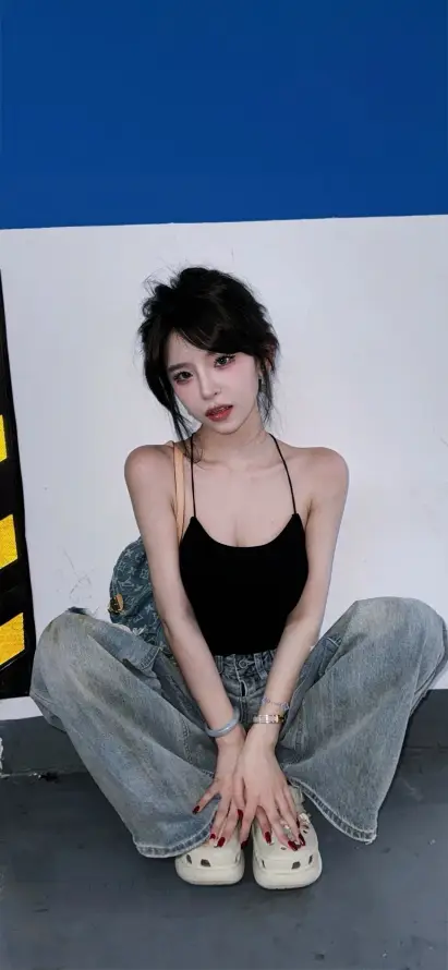4k人像壁纸 - 坐姿 - 短发 - 美女「哲风壁纸」