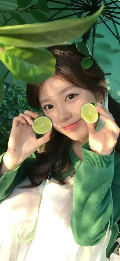 4k卷发壁纸 - 夏日 - 少女 - 微笑「哲风壁纸」