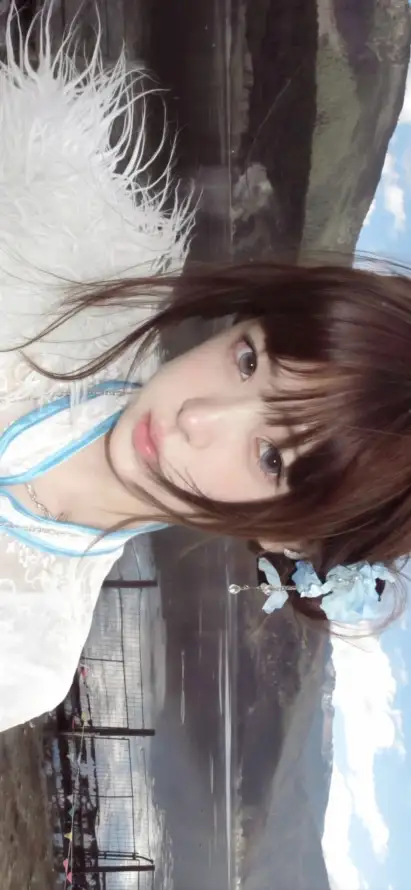 4k发饰壁纸 - 女生 - 棕发 - 窗边「哲风壁纸」
