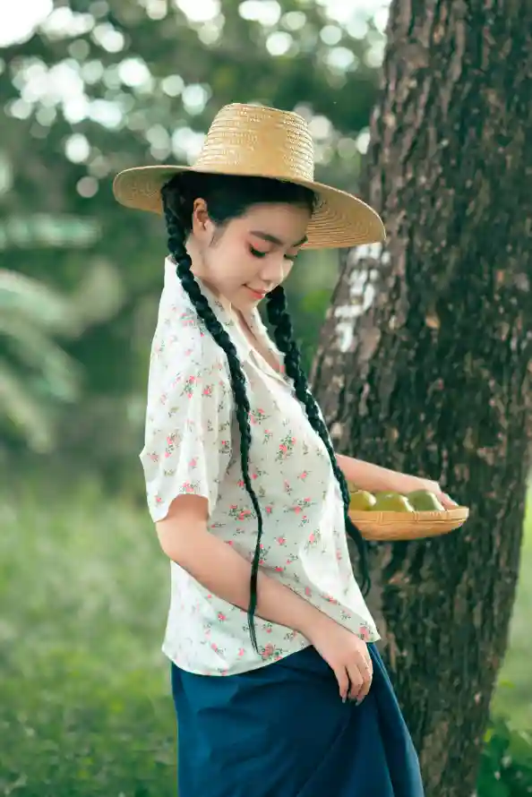 4k少女壁纸 - 户外 - 木盘 - 树林「哲风壁纸」