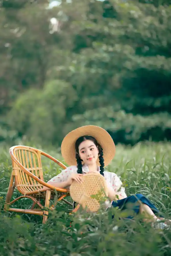 4k少女壁纸 - 清晨 - 绿植 - 草地「哲风壁纸」