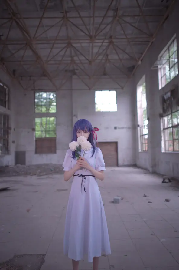 4k女生壁纸 - 废墟 - 花束 - 红丝带「哲风壁纸」