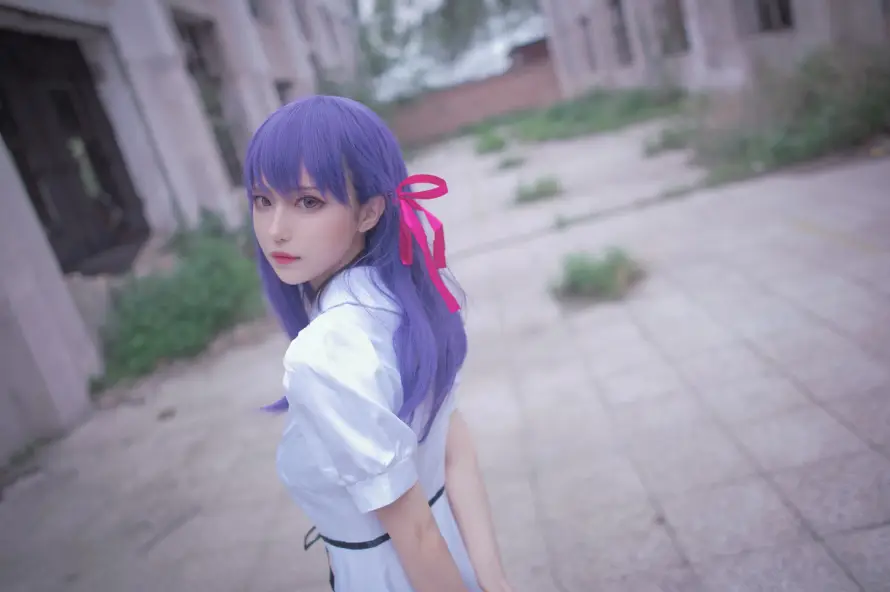 4k回头壁纸-少女 - 户外-白裙「哲风壁纸」