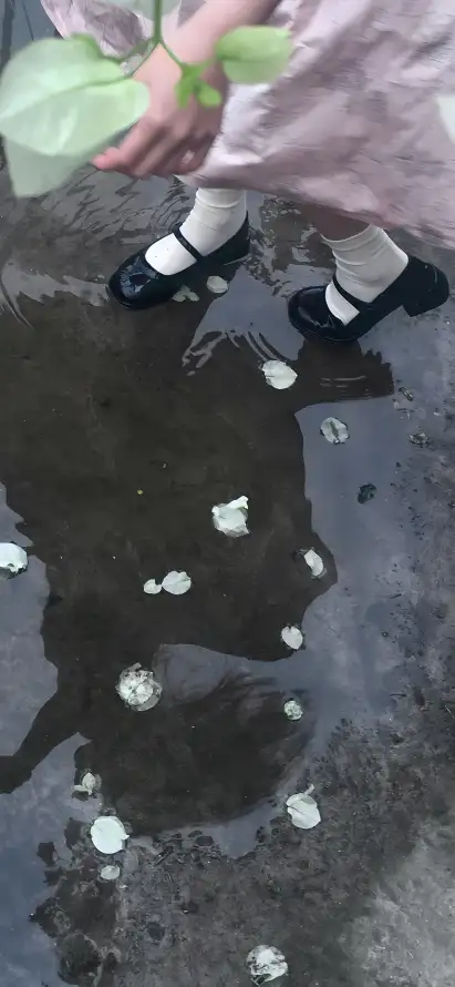 4k倒影壁纸 - 地面 - 水坑 - 脚部「哲风壁纸」