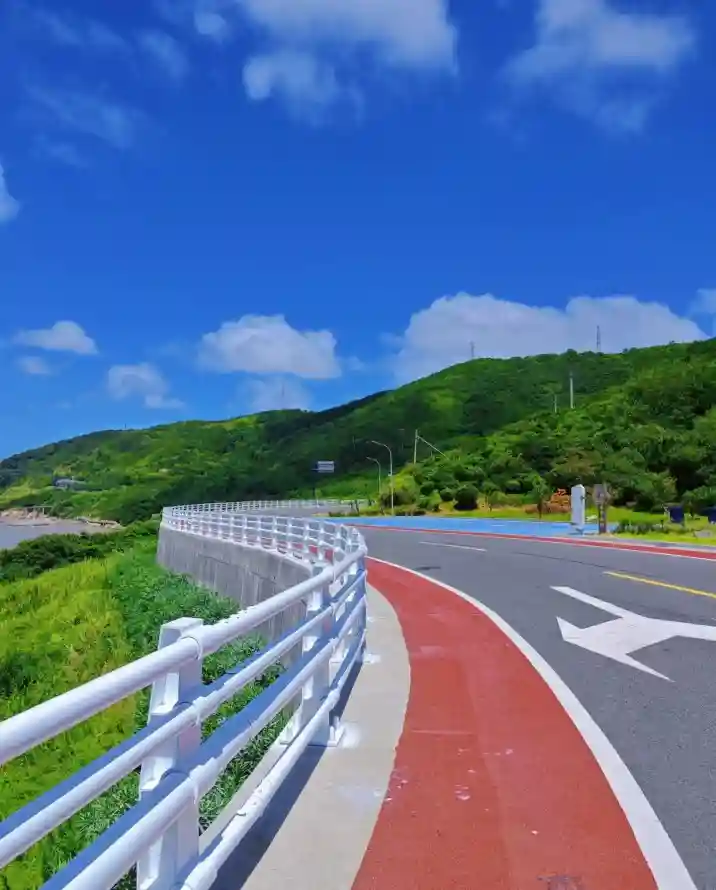 4k公路壁纸 - 护栏 - 晴天 - 沿海「哲风壁纸」
