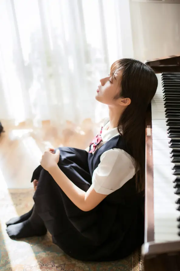 4kjk壁纸 - 坐姿 - 室内 - 少女「哲风壁纸」