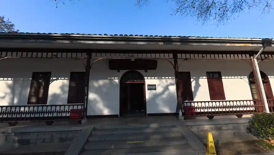 4k回廊壁纸-树荫 - 白墙-石阶「哲风壁纸」