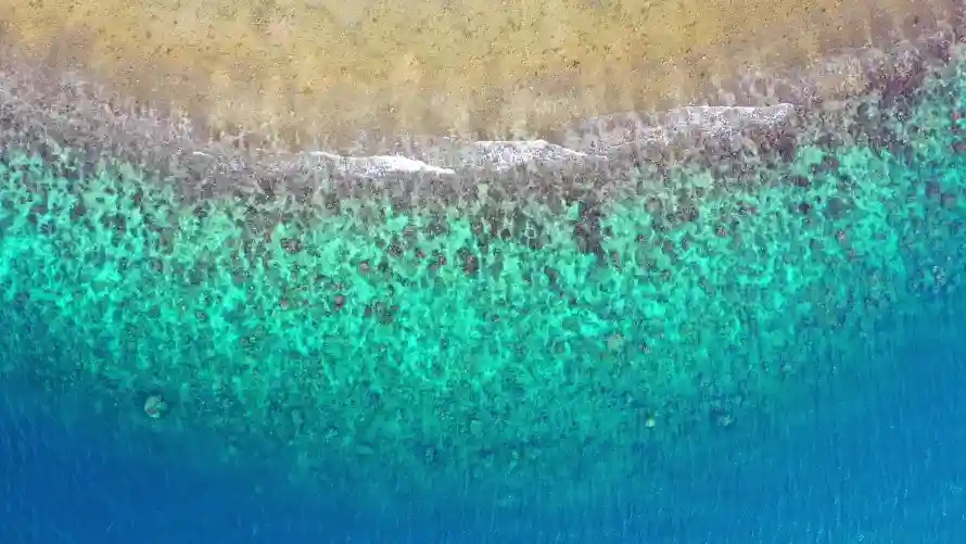 4k夏日壁纸-沙滩 - 浅滩-浪花「哲风壁纸」