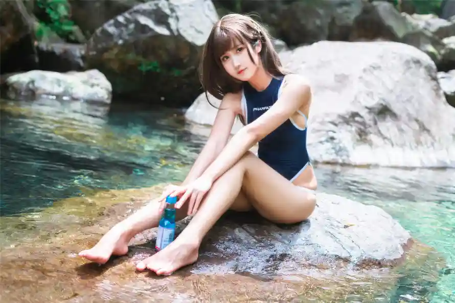4k夏日壁纸 - 少女 - 岩石 - 户外「哲风壁纸」 4k夏日壁纸 - 少女 - 岩石 - 户外「哲风壁纸」