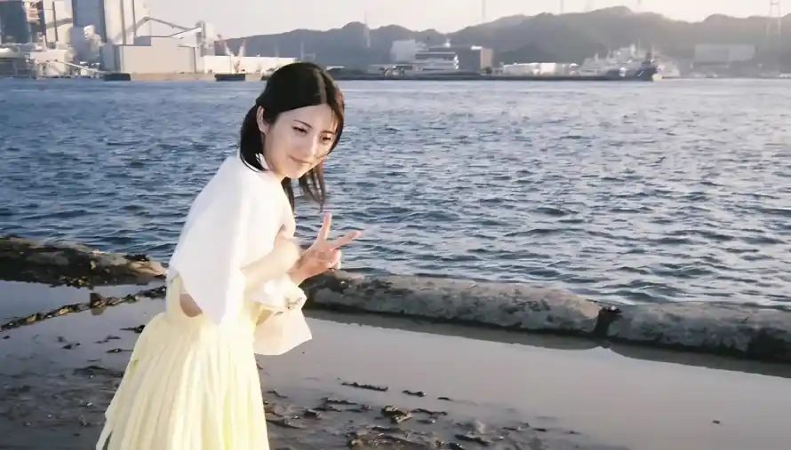2k写真壁纸-少女 - 比耶-海岸「哲风壁纸」