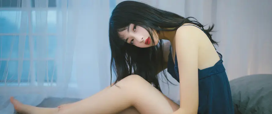 3k吊带壁纸-少女 - 居家-沙发「哲风壁纸」