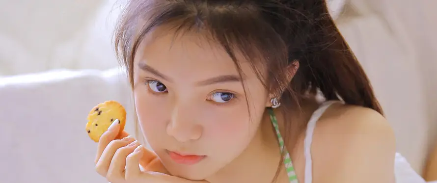4k吊带壁纸 - 少女 - 居家 - 棕发「哲风壁纸」