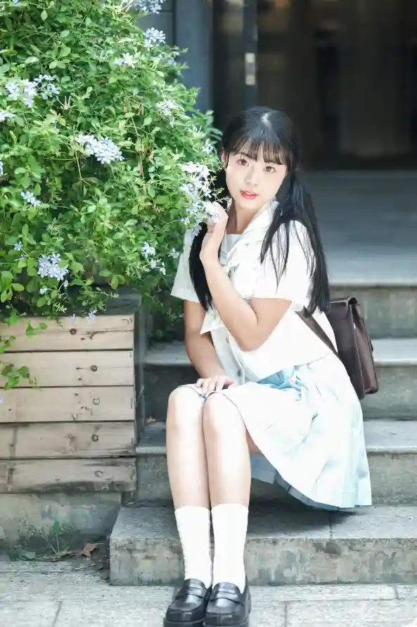 4k台阶壁纸 - 少女 - 户外 - 白花「哲风壁纸」
