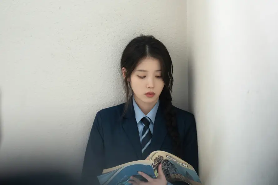 5kIU壁纸-制服 - 清冷-白墙「哲风壁纸」