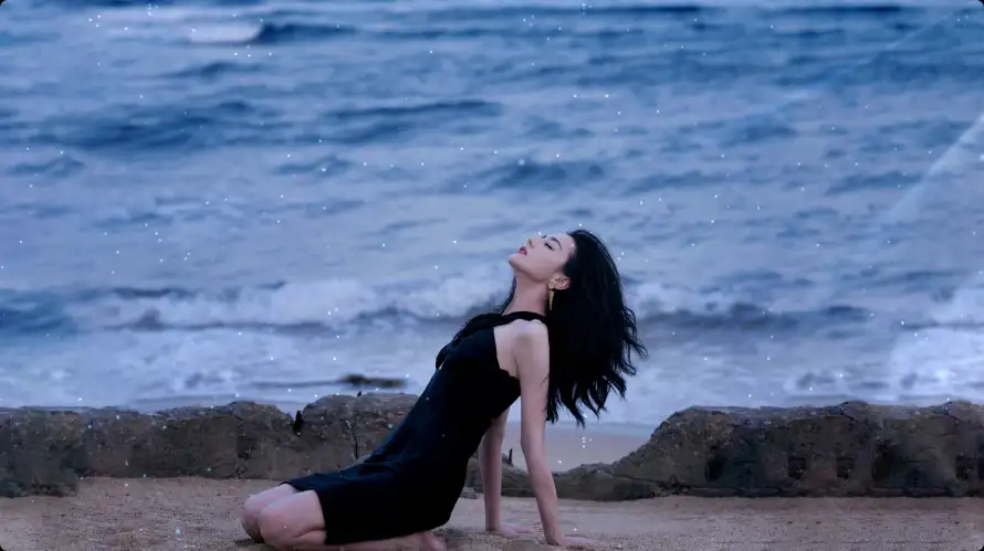 2k仰头壁纸-写真 - 卷发-大海「哲风壁纸」
