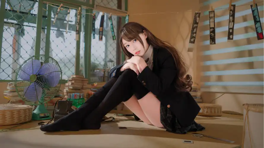 4k坐姿壁纸-室内 - 少女-美女「哲风壁纸」