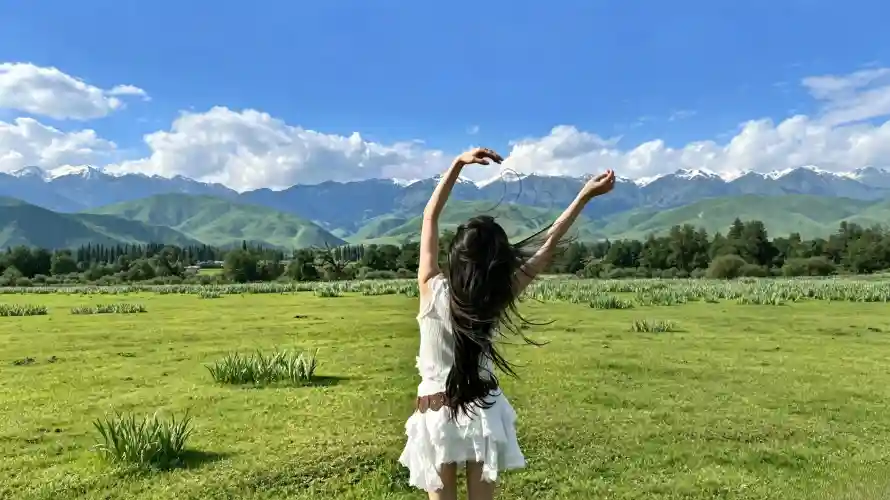 3k图片壁纸-好看 - 少女-树林「哲风壁纸」