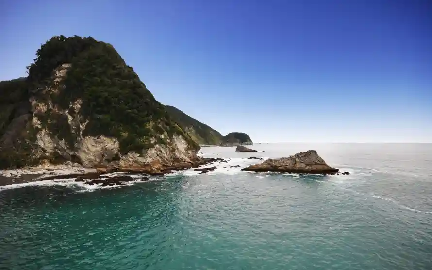 4k大海壁纸-山峦 - 晴天-海岸「哲风壁纸」