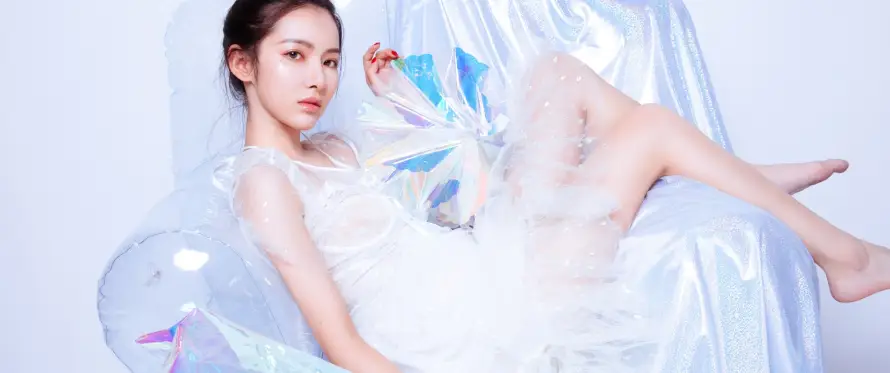 3k写真壁纸-坐姿 - 清冷-美女「哲风壁纸」
