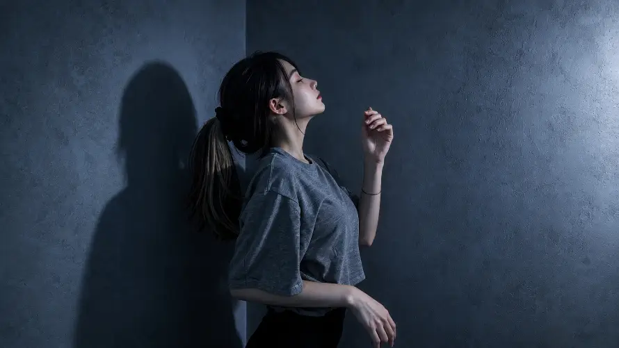 2k侧脸壁纸-光影 - 冷调-室内「哲风壁纸」