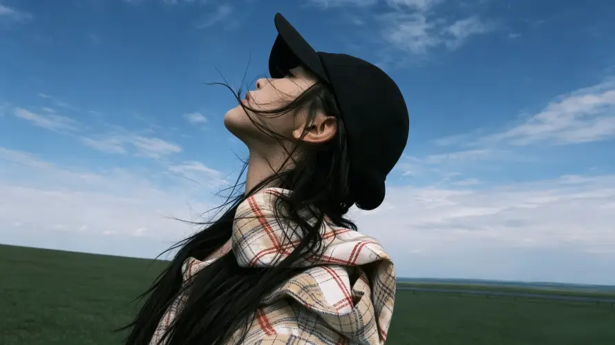 3k仰头壁纸-图片 - 女生-好看「哲风壁纸」
