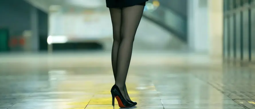 7k女性壁纸-室内 - 短裙-美腿「哲风壁纸」