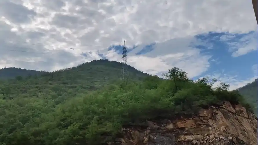 2k云朵壁纸-天空 - 山峦-岩石「哲风壁纸」