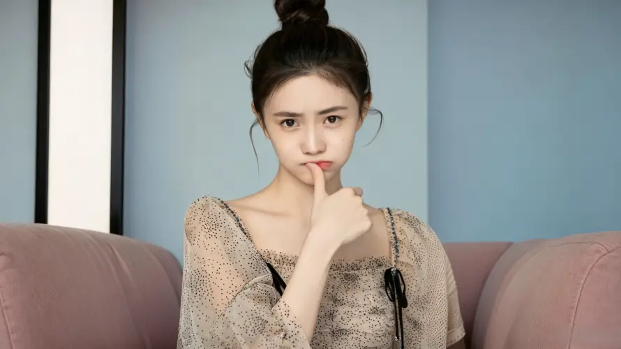 3k人像壁纸-可爱 - 噘嘴-图片「哲风壁纸」