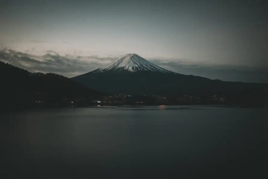6k山峦壁纸-山脉 - 暮色-水面「哲风壁纸」