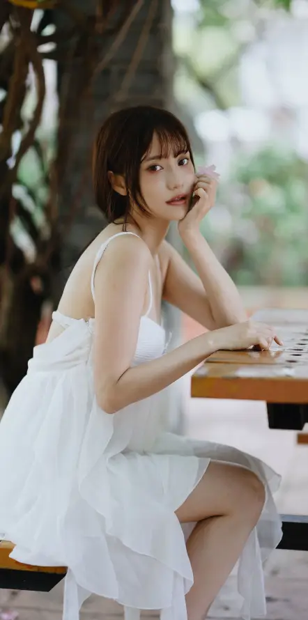 4k夏日壁纸 - 少女 - 户外 - 托腮「哲风壁纸」