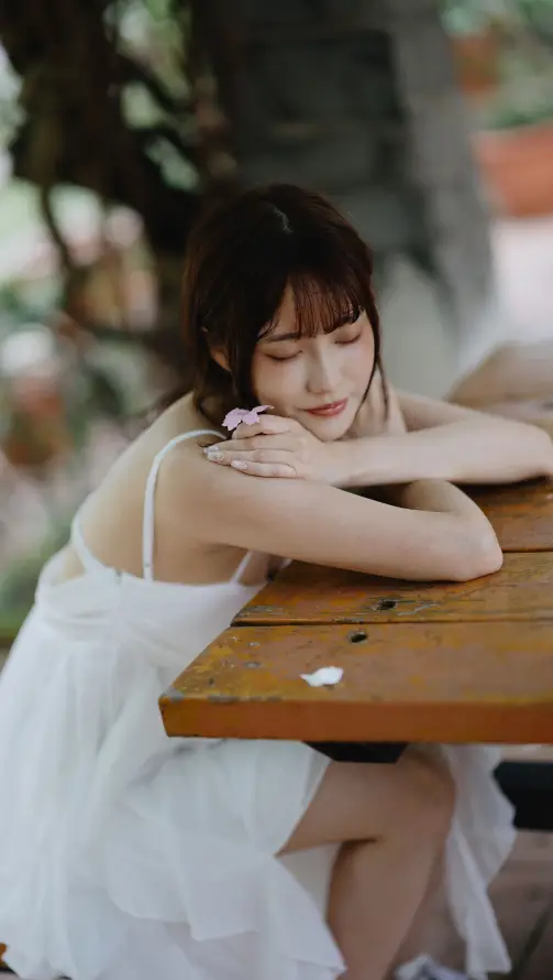 4k写真壁纸 - 少女 - 户外 - 木桌「哲风壁纸」
