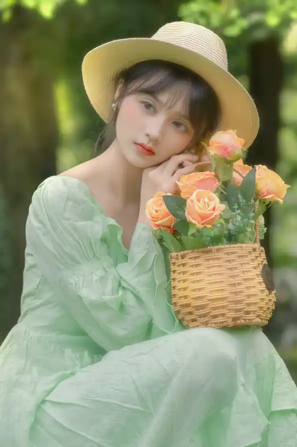 4k夏日壁纸 - 少女 - 户外 - 托腮「哲风壁纸」