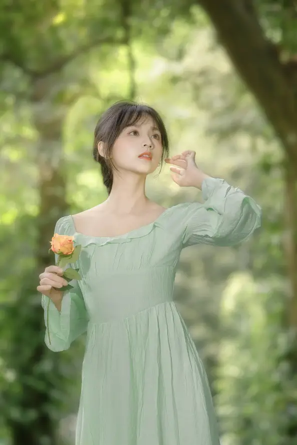 4k少女壁纸 - 户外 - 树林 - 森系「哲风壁纸」