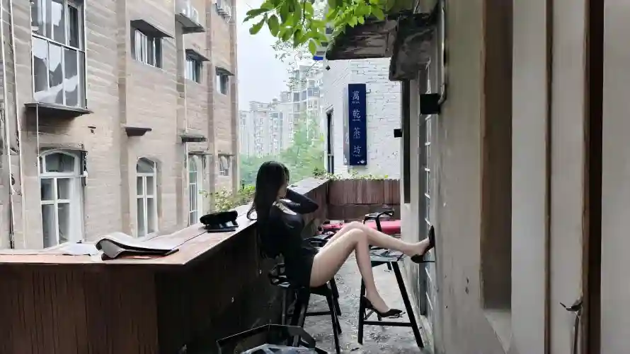 3k坐姿壁纸-大腿 - 女性-小巷「哲风壁纸」