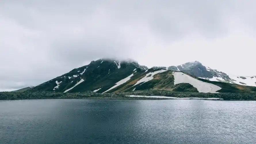 4k山脉壁纸-湖泊 - 积雪-远山「哲风壁纸」